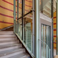 Svängtrappa med glasvägg