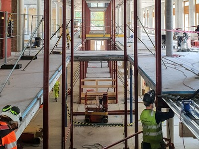 Byggarbetsplats med stålstommar vid Riksäpplet i Haninge