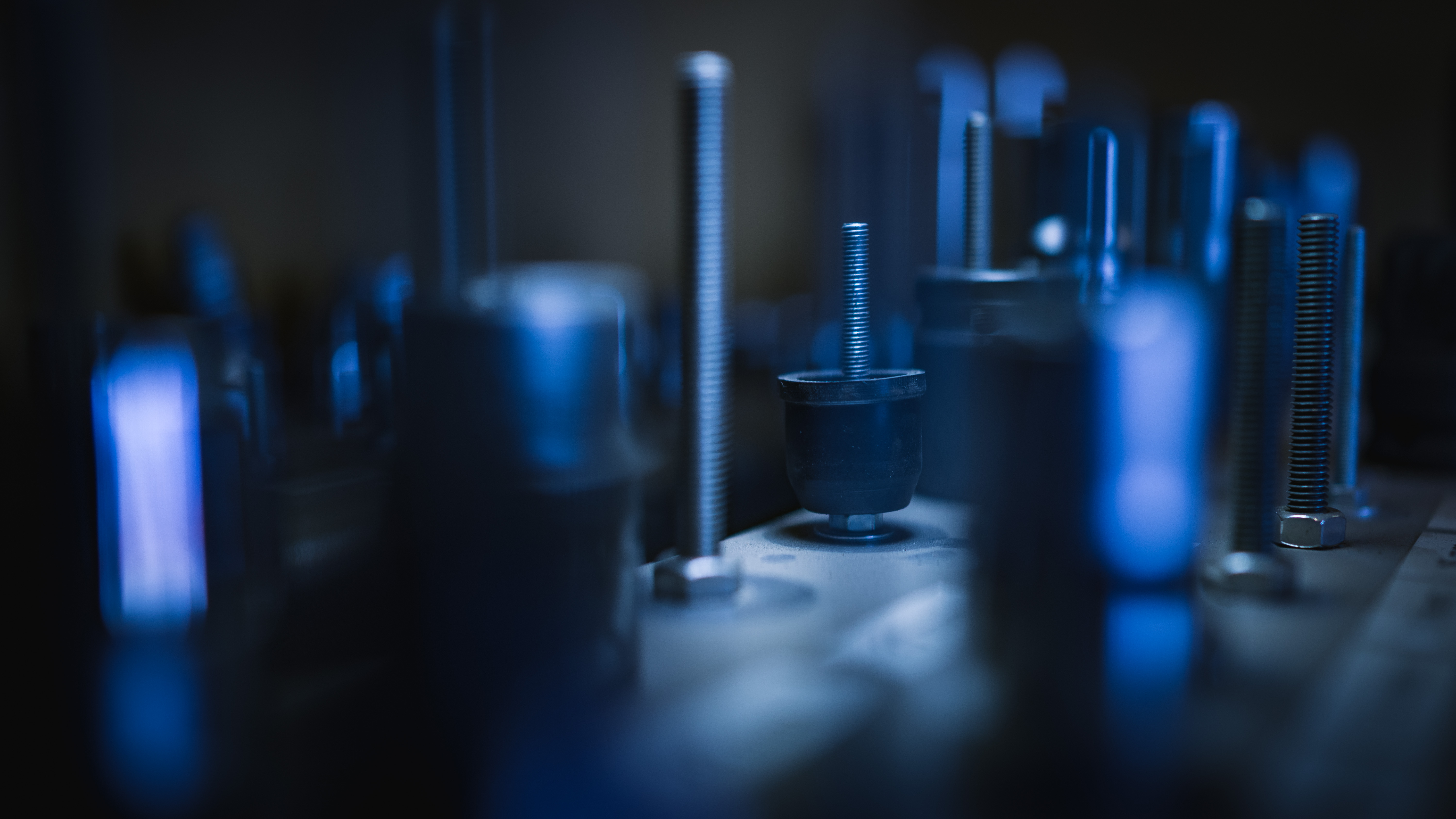 Olika muttrar i blått sken