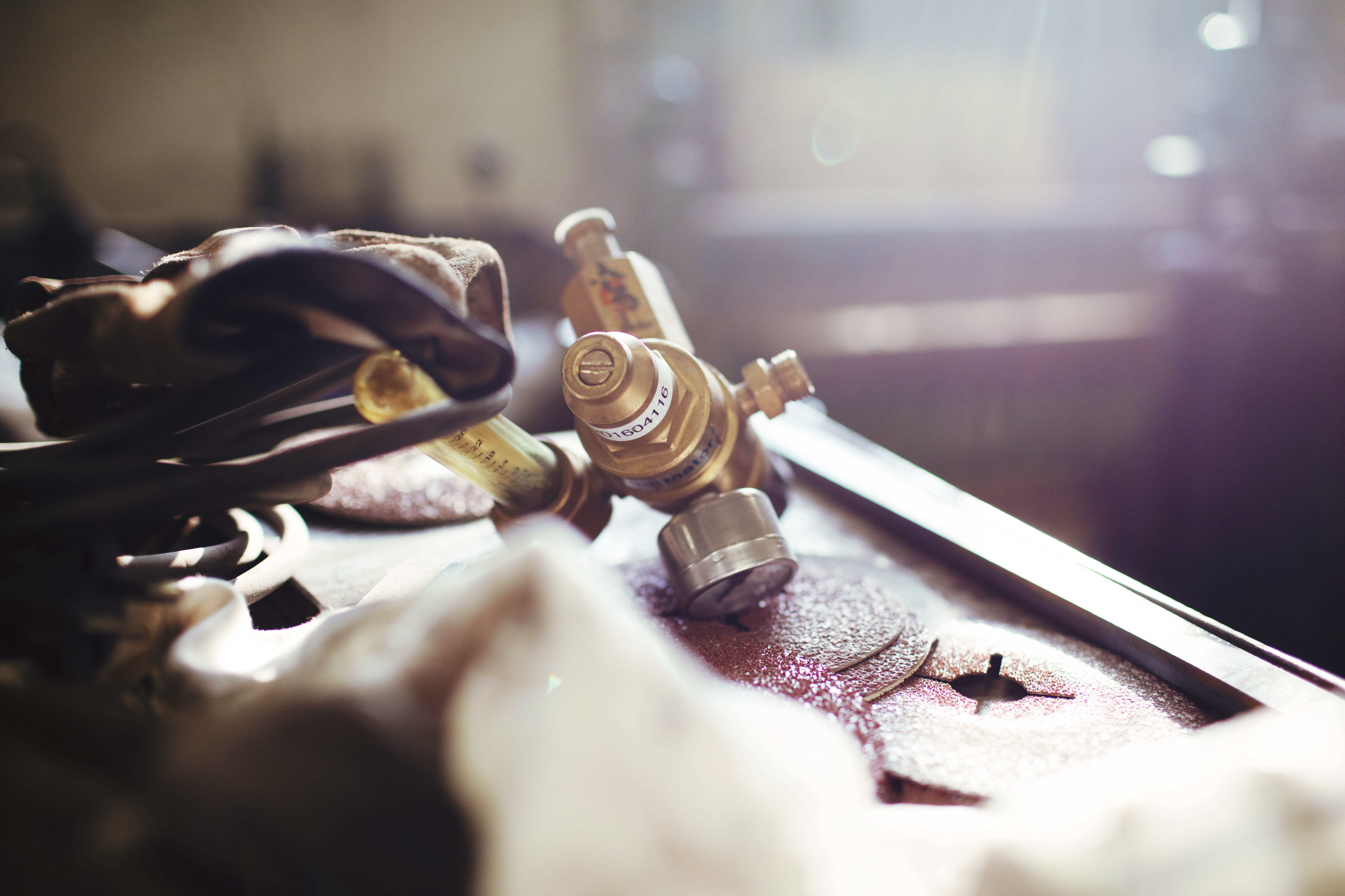 smed-arbetar-med-kran