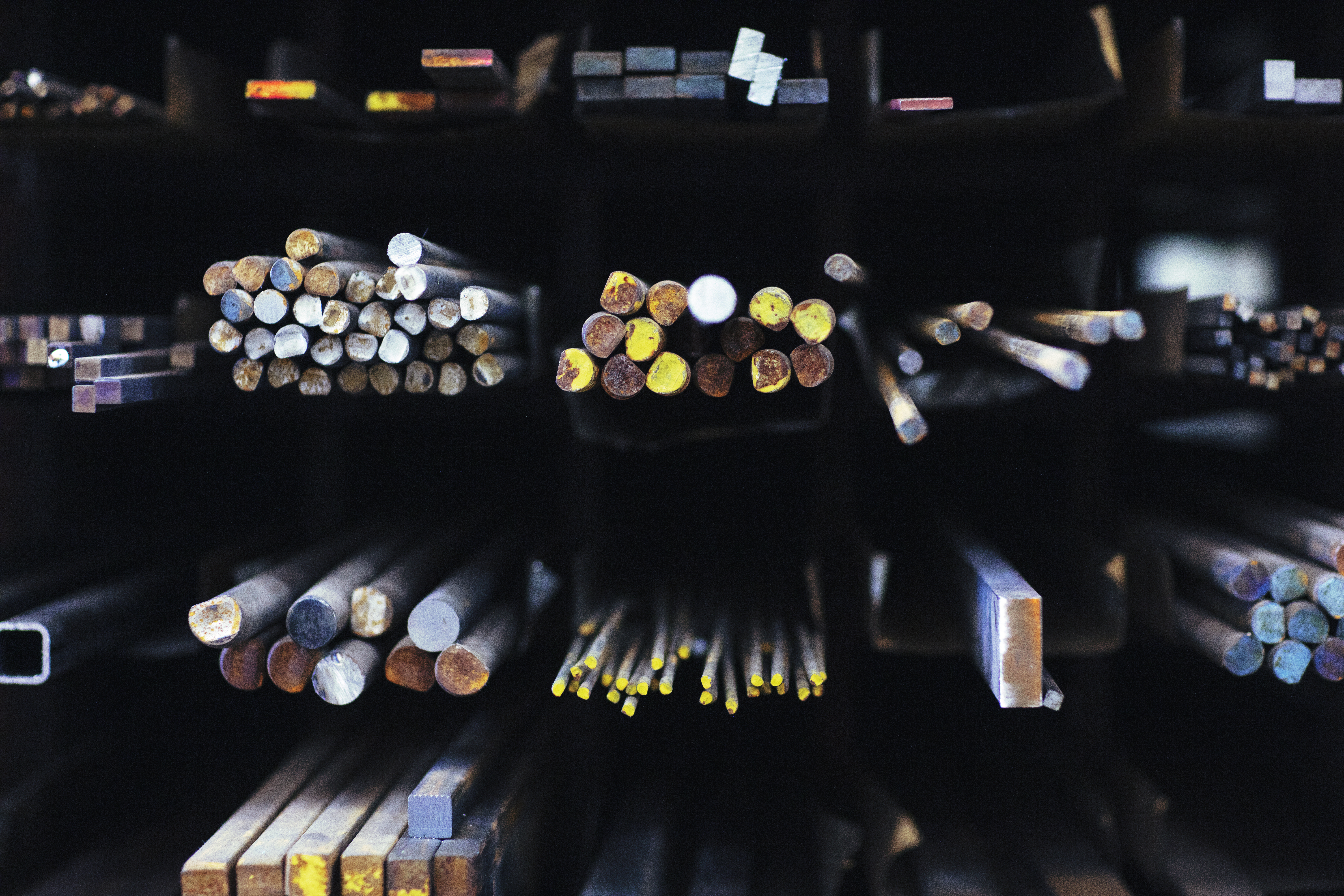 Stålrör i olika hyllor