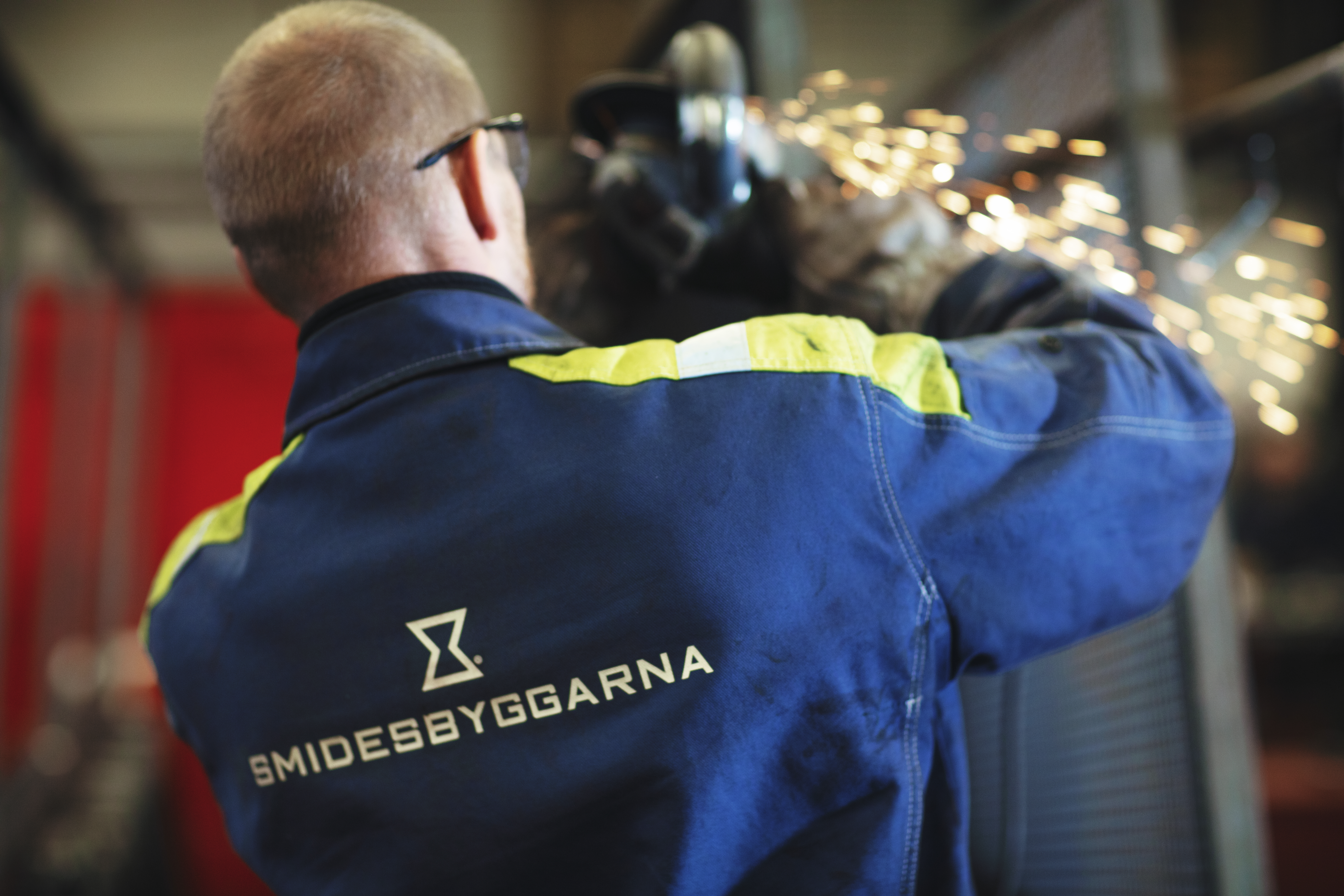 Smed på Smidesbyggarna svetsar