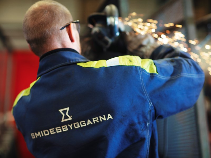 Smed på Smidesbyggarna svetsar